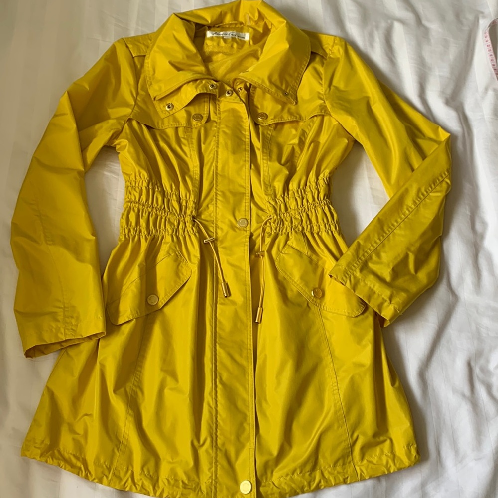 Kenneth Cole marigold yellow drawstring waist mesh lined rain jacket EUC